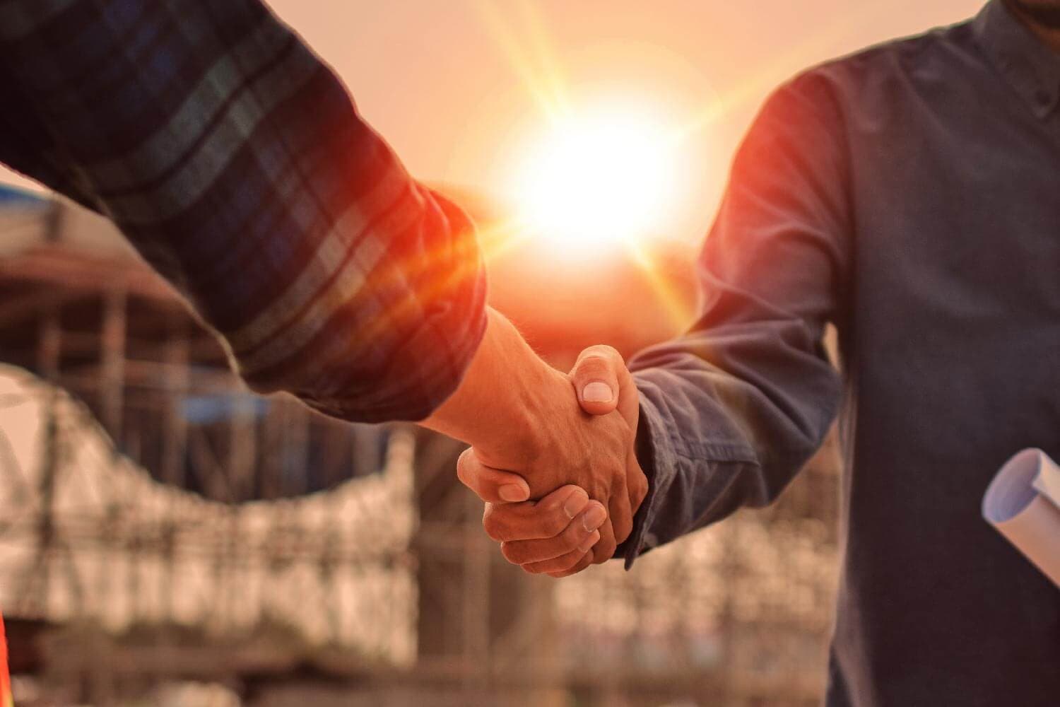 Zwei Personen geben sich die Hand